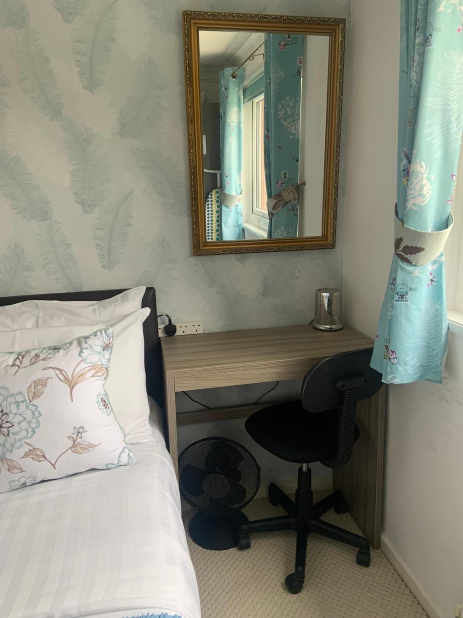 Enjoy Your Stay At Chorley Road Дройтуич Номер фото